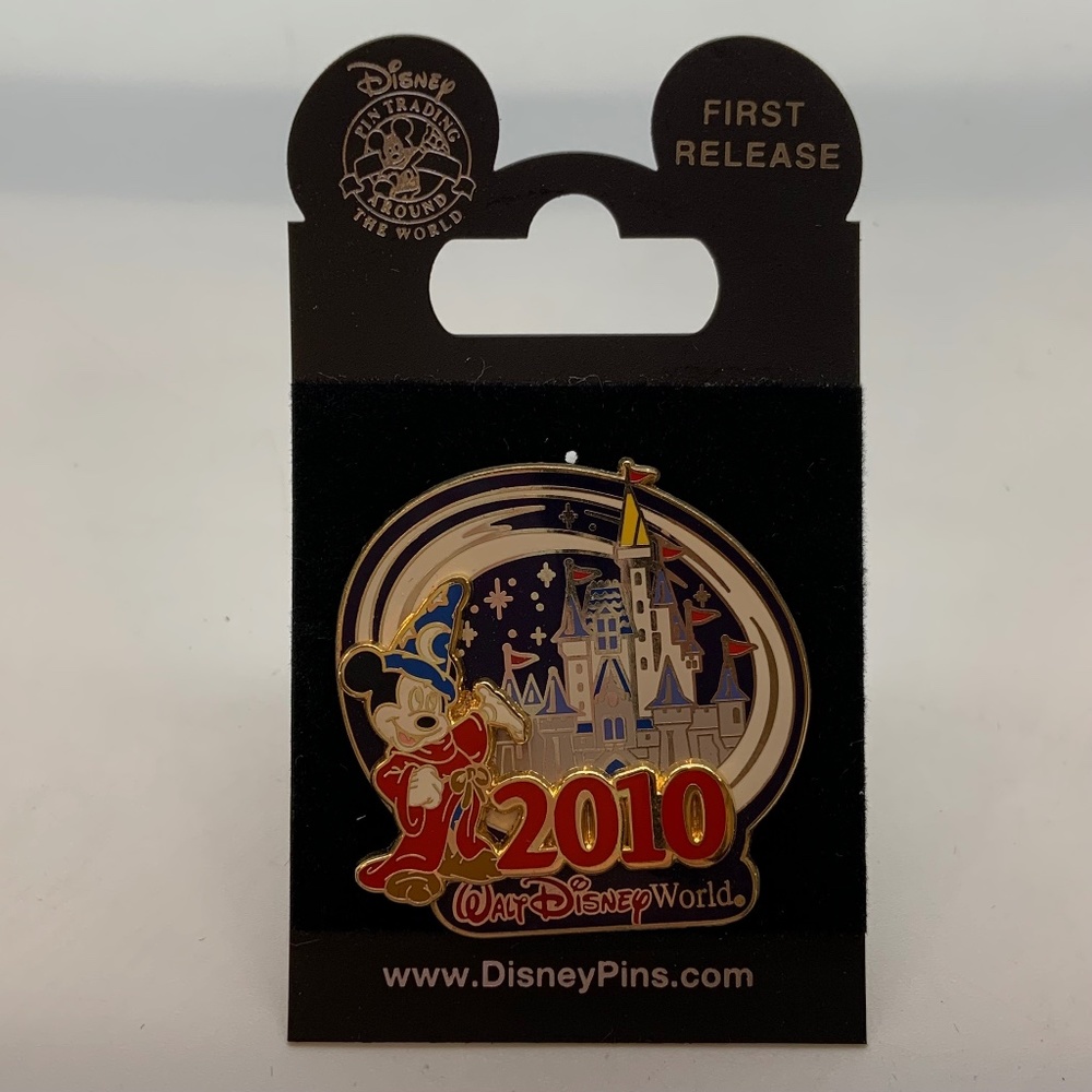 Disney Walt Disney World Mickey Mouse Fantasia Castle 2010 Collectible Pin